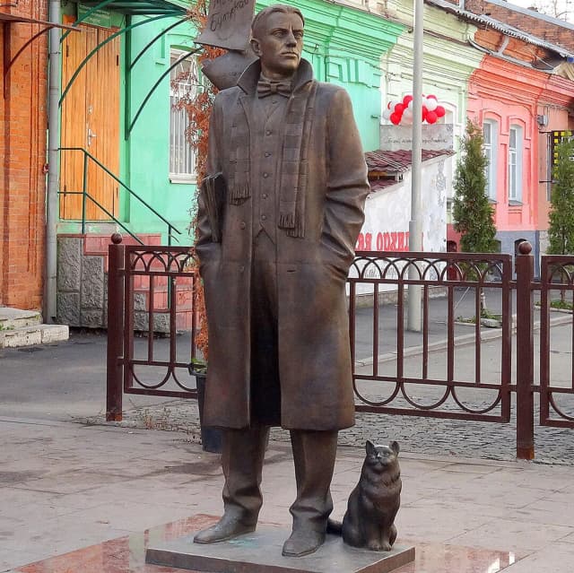 Памятник Михаилу Булгакову — фото изнутри