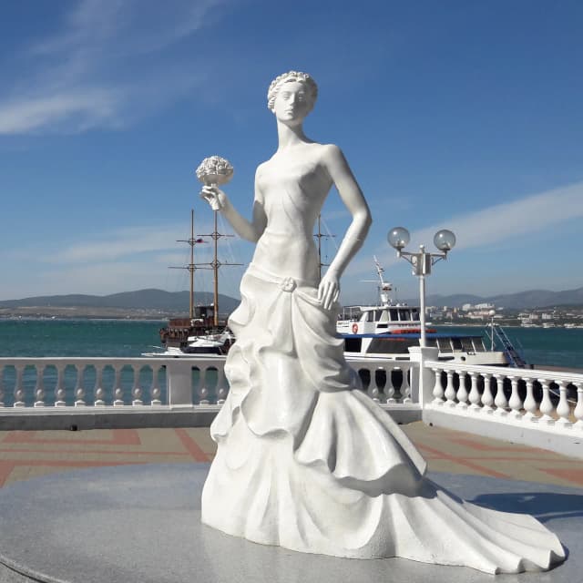 Геленджик — памятник Белая невесточка