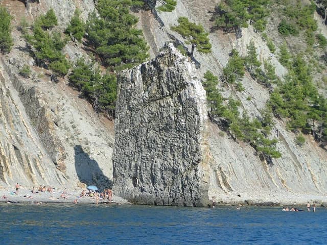 Прасковеевка — скала Парус на фоне моря