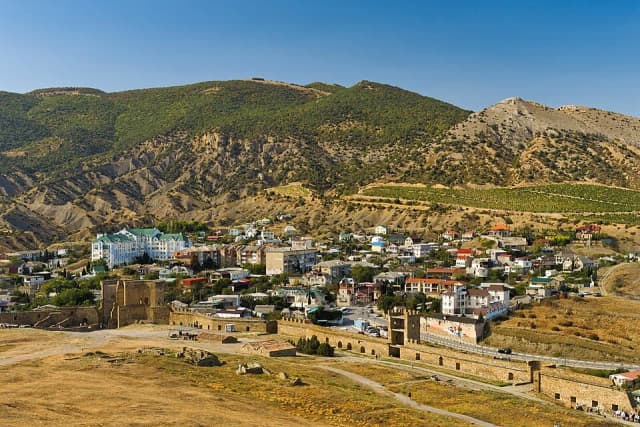 Судак — стены крепости