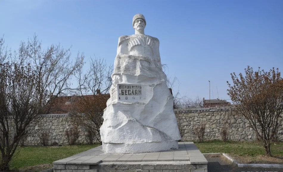 Памятник Беслану Тулатову
