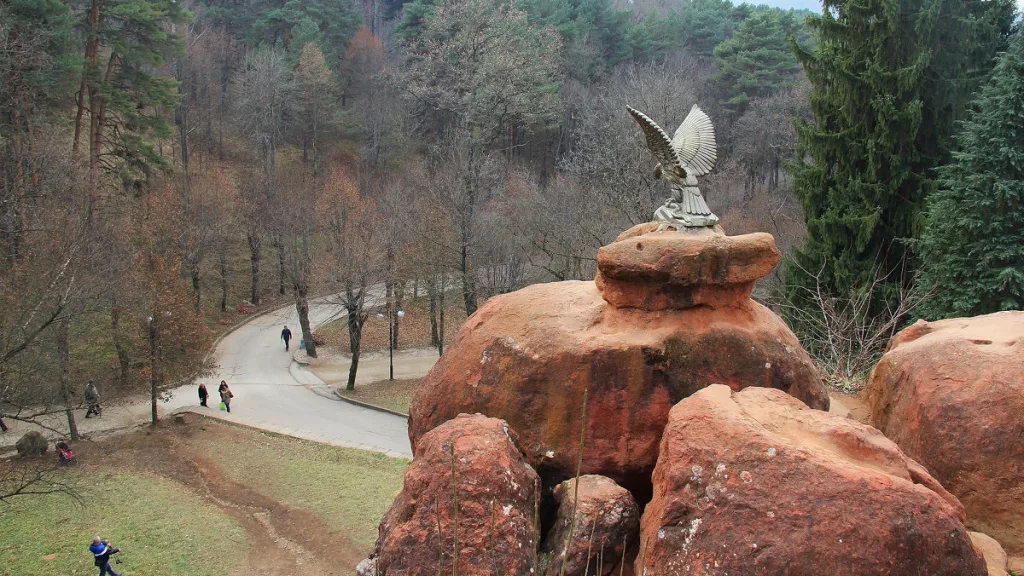 Красные камни и Скульптура Орла — фото изнутри