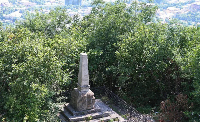 Памятник А. В. Пастухову — окрестности