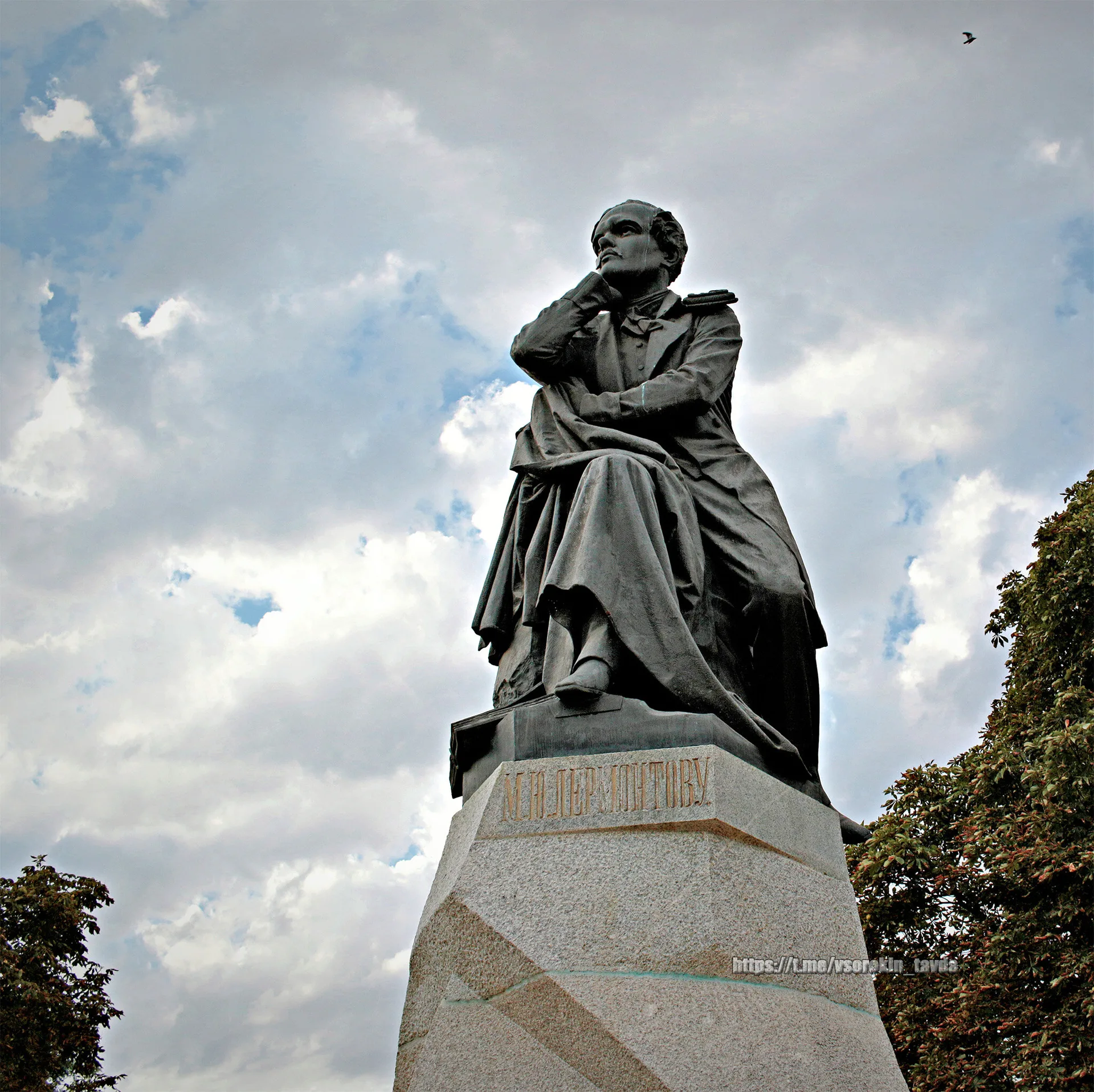 Памятник М. Ю. Лермонтову — окрестности