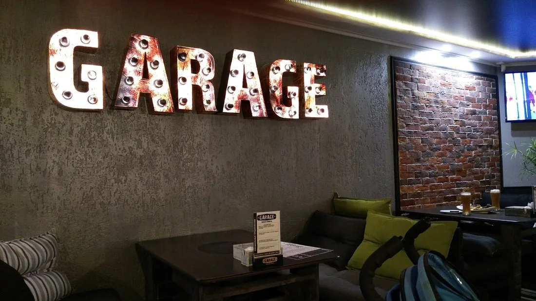 Garage Bar&Grill