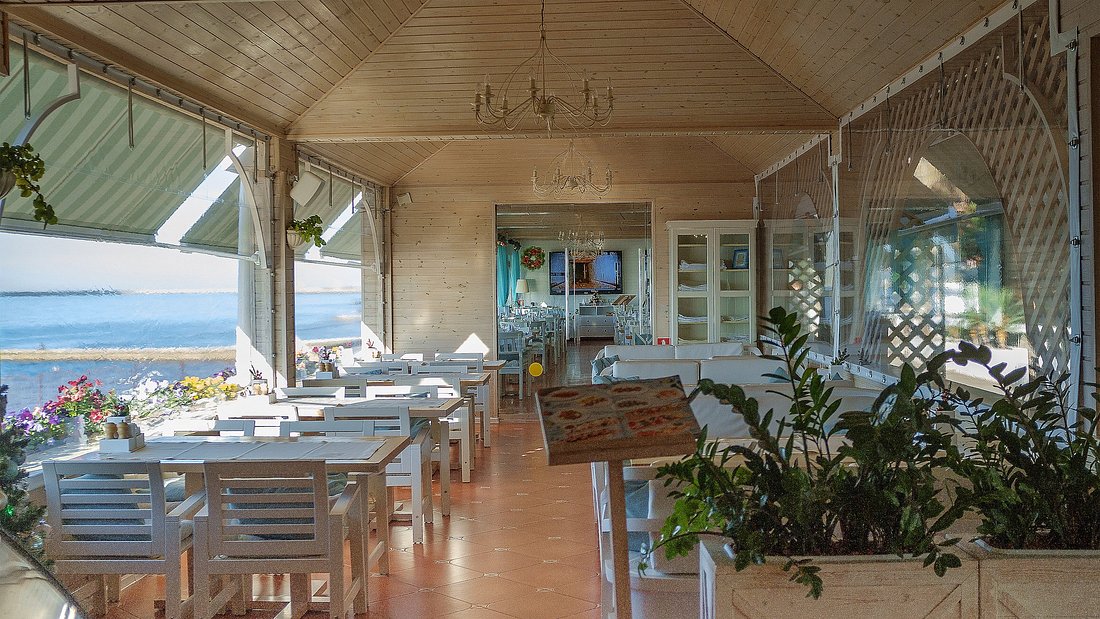 Grand Fish Veranda